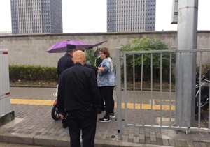 伸出援手，大愛無(wú)疆，宗保北蔡市容項(xiàng)目隊(duì)員救助暈倒女子