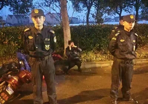 雨天老人騎車受傷，特保隊(duì)員出手相助 --惠南市容項(xiàng)目幫助交通事故