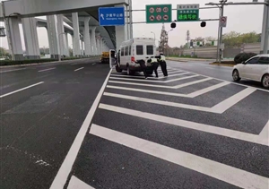 車輛拋錨堵交通，宗保特保來相助 --閔行輔警項目相助拋錨車輛