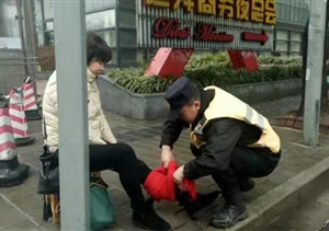 女子車禍倒地 特保攙扶救助 --金橋市容項目隊員救助車禍受傷女子