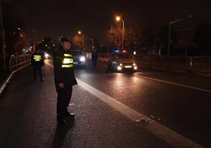 車輛側(cè)翻發(fā)生險情 宗保特保妥善處置 --金橋輔警協(xié)助處理交通事故