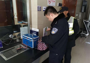 拾金不昧樹新風(fēng)系列報道 --金楊市容隊員拾金不昧