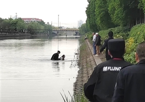 有驚無險(xiǎn)！宗保特保勇救跳河輕生女子 --張江輔警隊(duì)員勇救跳河輕生