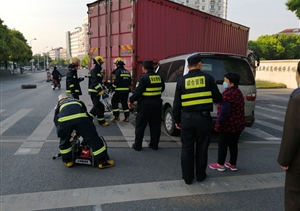 執(zhí)勤路遇交通事故  宗保隊(duì)員及時(shí)救助 ——宗保公司駐高橋市容項(xiàng)目