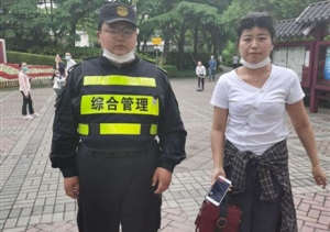 拾金不昧樹新風(fēng)系列 高橋市容項目隊員撿到皮包歸還失主