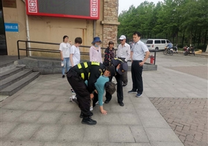 老人踩空臺(tái)階摔倒  保安聞?dòng)嵹s來(lái)施救 ——宗保公司駐長(zhǎng)興島市容項(xiàng)