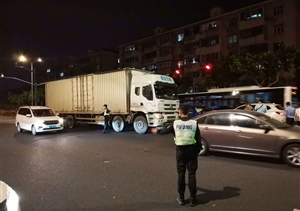 保安巡邏路遇交通事故  協(xié)助交警現(xiàn)場妥善處置 ——宗保公司駐金橋