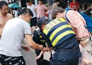 老人鬧市突摔倒  隊(duì)員幫扶顯溫暖 ——民泰公司駐金家渡菜場(chǎng)隊(duì)員救