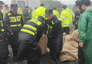 徑山防汛救災(zāi)   他們奮戰(zhàn)一線——浙江民泰駐徑山市容項目全力奮戰(zhàn)