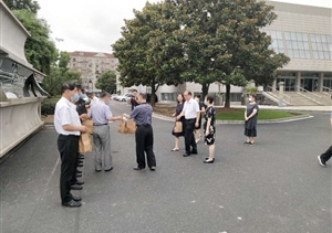 酷暑烈日煩人心  清涼活動暖人心 --甲方領(lǐng)導(dǎo)慰問宗保市委黨校項目