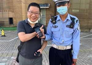 宗保公司駐閔行交通輔警項目隊員撿到一部蘋果手機