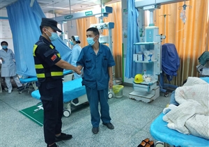 女孩暈倒不省事 隊員施救解其?！h市容項目隊員救助暈倒女孩