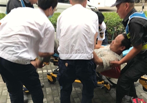 老人受傷躺路邊  隊員熱心助平安——世博區(qū)域南碼頭網(wǎng)格市容項目
