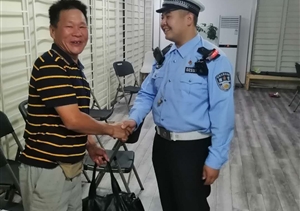 執(zhí)勤撿到手提包 拾金不昧還失主—閔行虹橋交通輔警項目隊員撿到一