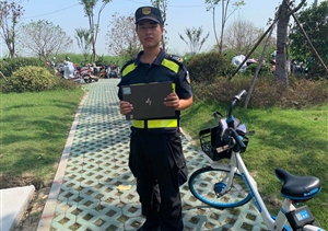 良渚地鐵菜場項目隊員撿到一個手提包