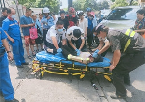 執(zhí)勤途中遇車(chē)禍  出手幫助脫險(xiǎn)情—三林市容項(xiàng)目隊(duì)員救助車(chē)禍女子