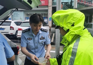 碗碗熱姜湯  濃濃關愛情—閔行區(qū)域甲方領導慰問宗保一線員工