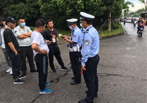 交通事故路擁堵 隊員疏導(dǎo)保暢通—金橋交管隊員及時疏通事故現(xiàn)場