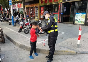 路遇走散兒童  輔警熱心幫助--周浦市容隊(duì)員幫助走散兒童