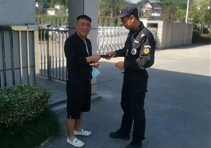 輔警巡邏撿手機(jī)  物歸原主獲點(diǎn)贊--閑林輔警項(xiàng)目隊(duì)員撿到手機(jī)