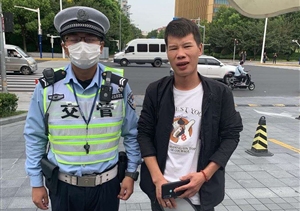 失主大意丟手機 輔警歸還獲稱贊--閔行虹橋交通輔警撿到手機