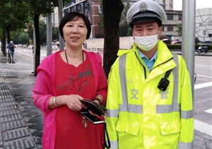 地鐵執(zhí)勤撿到包  及時(shí)歸還獲稱贊--閔行虹橋交管輔警項(xiàng)目隊(duì)員撿到