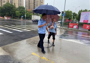 路遇迷路老人  隊員護送回家--新場鎮(zhèn)政府門衛(wèi)項目隊員護送老人回