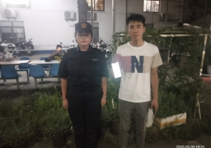 撿到手機等無果   主動上交還失主--新場輔警項目隊員撿到一部黑色