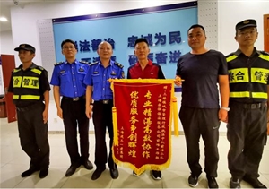 維護(hù)施工秩序 消除就餐隱患--三林市容前灘項(xiàng)目隊(duì)員配合疏導(dǎo)流動攤