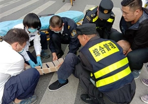 巡邏途中遇事故  及時相助暖人心--三林市容項(xiàng)目隊(duì)員救助車禍傷者