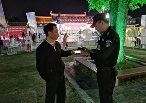 輔警巡邏撿手機(jī)  歸還失主獲稱贊--黃山歙縣市容項(xiàng)目隊(duì)員撿到手機(jī)