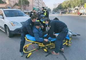 巡邏路遇交通事故 宗保隊員熱心幫助 ——三林市容項目隊員幫助車