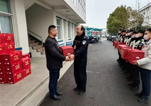 春節(jié)慰問送關(guān)懷 情暖宗保隊員心 —周東派出所慰問宗保隊員