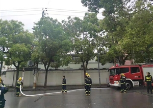 宗保隊員積極協(xié)助維護(hù)火災(zāi)現(xiàn)場交通秩序