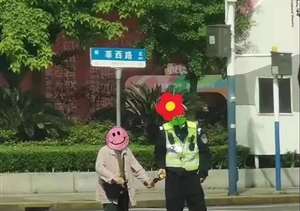 老人回家難招車(chē) 隊(duì)員幫助獲稱(chēng)贊 —閔行莘莊梅隴輔警項(xiàng)目隊(duì)員幫助