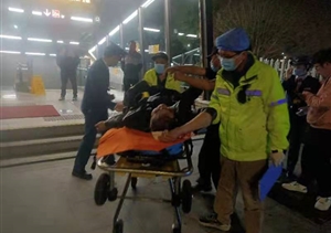 男子酒后摔傷 隊員及時救助—良渚地鐵菜場項目隊員救助摔傷男子