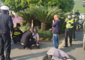 巡邏途中遇車禍 緊急救助顯擔(dān)當(dāng)—閑林街道城管項(xiàng)目隊(duì)員救助車禍?zhǔn)?></a>
												</div>
												<div   id=