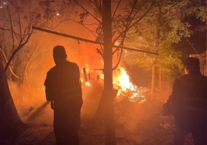 巡邏途中遇火情 報(bào)警撲救控火勢(shì)—泥城輔警項(xiàng)目隊(duì)員協(xié)力撲滅林中野