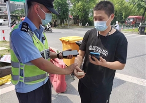 隊(duì)員值勤撿手機(jī) 拾金不昧獲致謝—良渚物流項(xiàng)目隊(duì)員撿到手機(jī)