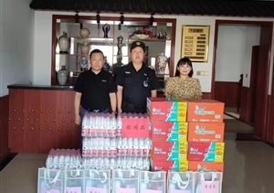 黃山市休寧縣東臨溪鎮(zhèn)領(lǐng)導(dǎo)看望慰問(wèn)宗保公司員工