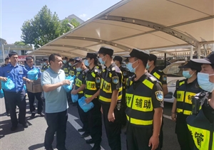 浦東新區(qū)周浦鎮(zhèn)城管中隊(duì)領(lǐng)導(dǎo)看望慰問(wèn)宗保員工